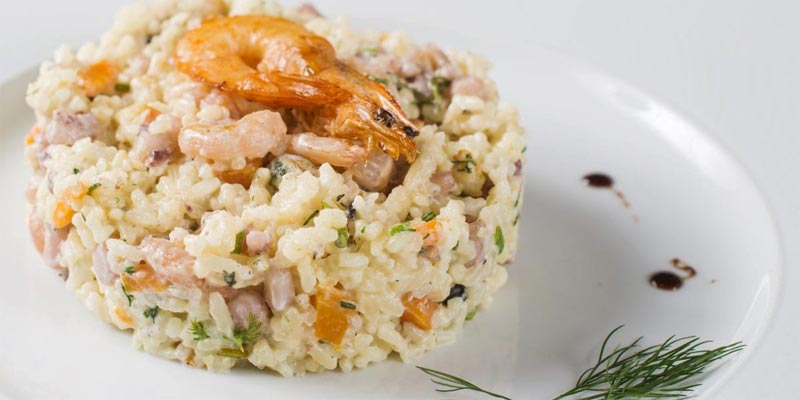 Arroz con verduras y una gamba encima