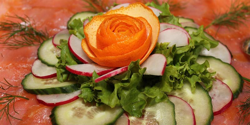 Ensalada con salmón, pepino