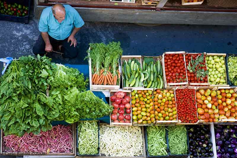 Mercado con muchas verduras, hortalizas y frutas.