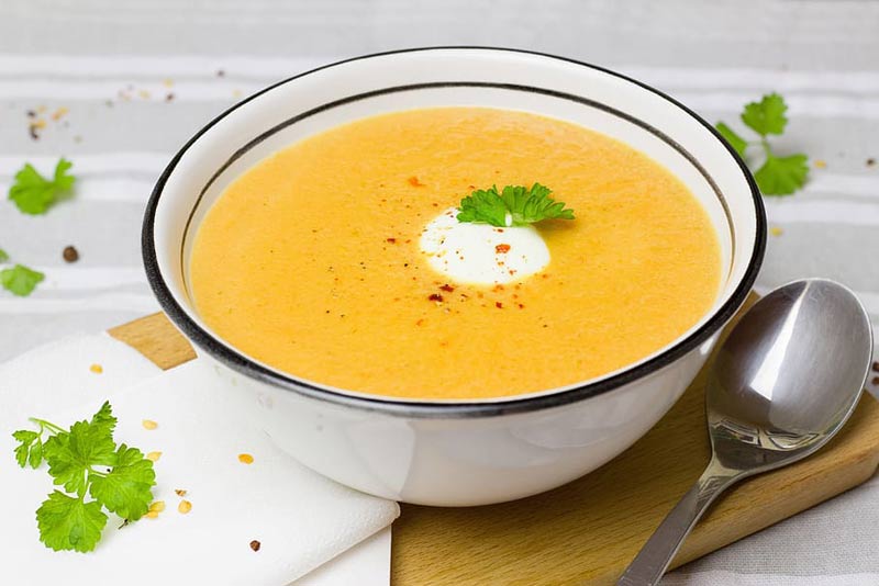 Plato de crema de verduras.