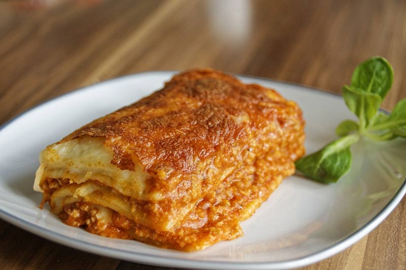 Plato de lasaña de soja texturizada.