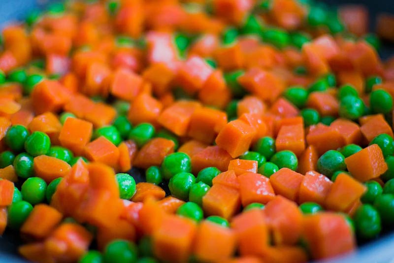 Menestra de zanahorias y guisantes.