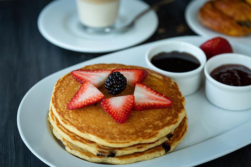 Hot cakes con moras y fresas.