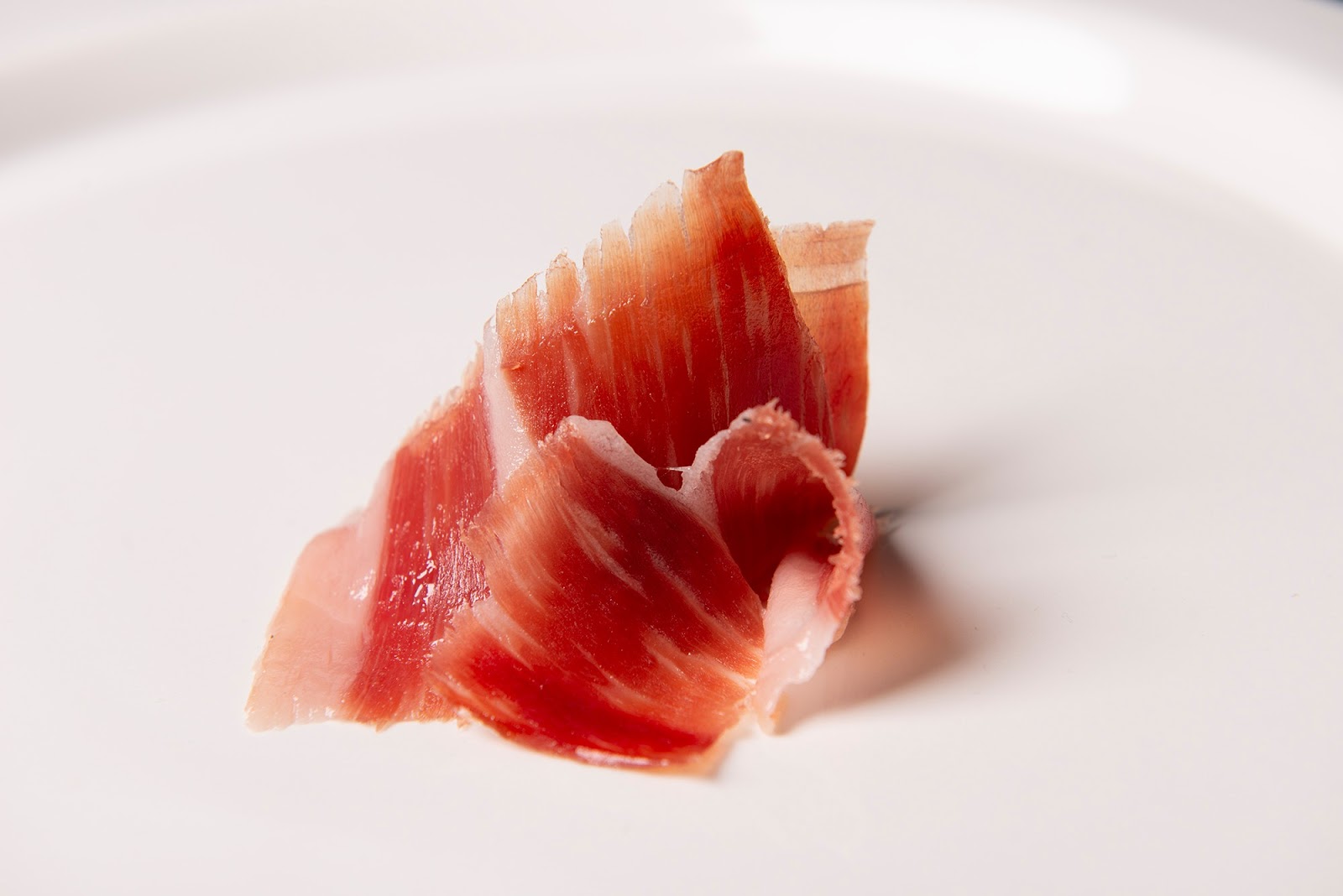 Para que el jamón ibérico esté certificado debe cumplir con una serie de procesos y normas implementadas por especializados. 
