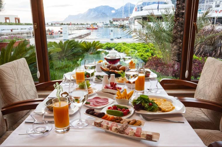 mesa desayuno con alimentos saludables frente a un puerto