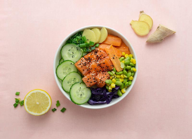 Poke bowl con pepino salmón y jengibre, perfecto para el verano